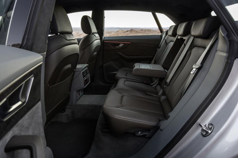 Интерьер Audi Q8 55 TFSI Quattro 2018 года  (WW) (фото 26 из 42)